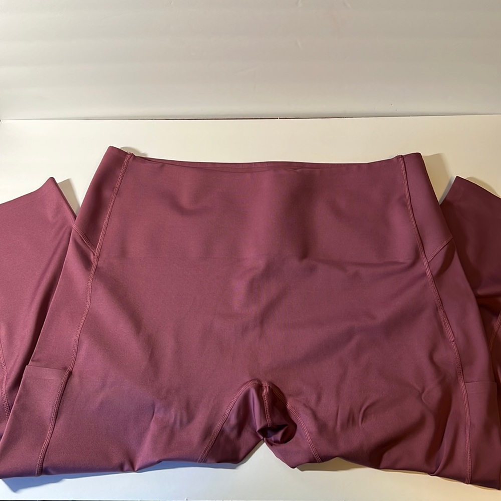 Ruby Ribbon Sport Crop leggings